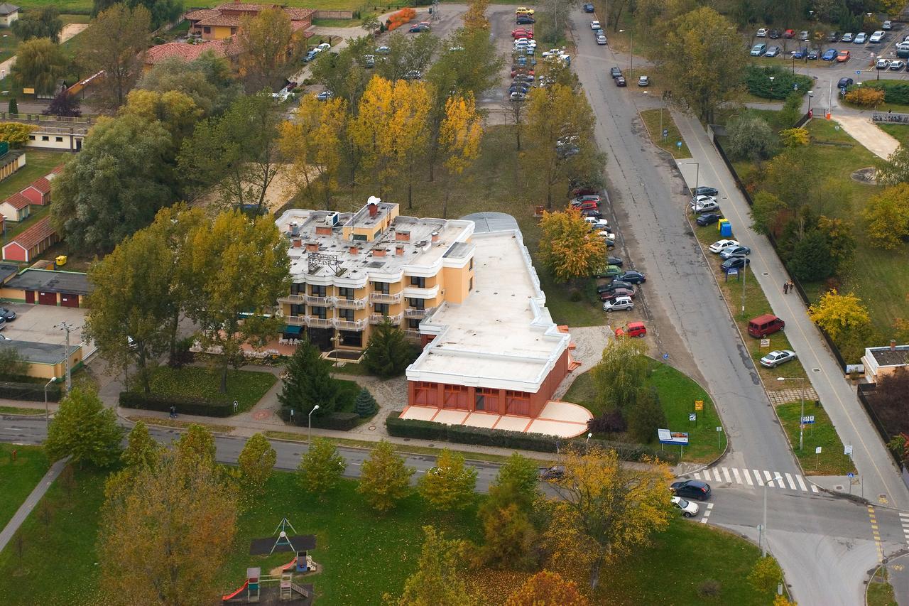 Csipke Hotel Kiskunhalas Exterior foto
